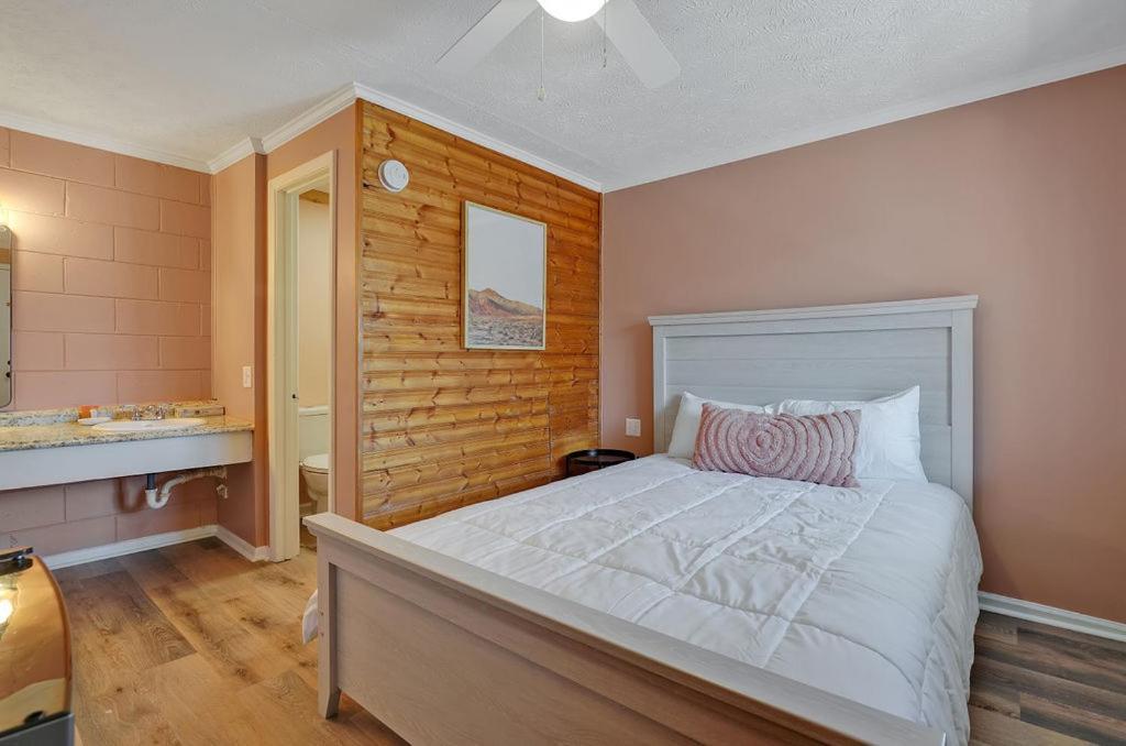 Small Single Room,1543120126:JPEG